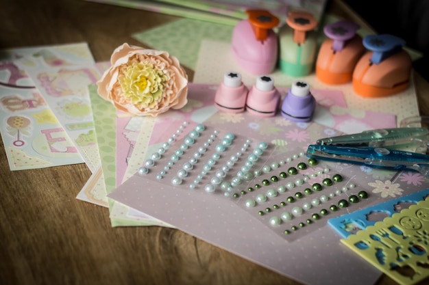 Zestawy haftu ułożone na stole